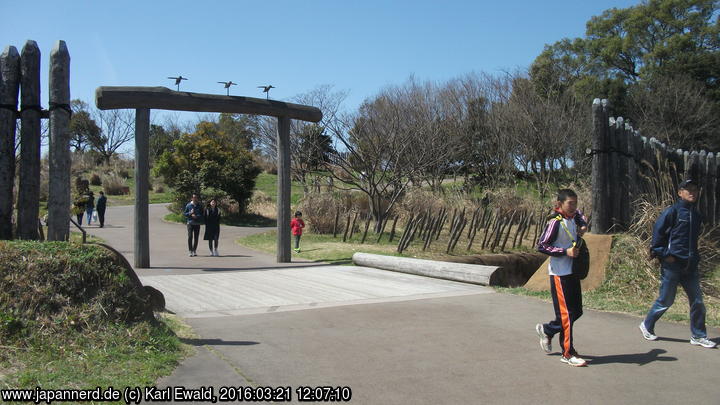 Yoshinogari Park: äußerer Schutzwall und Tor
