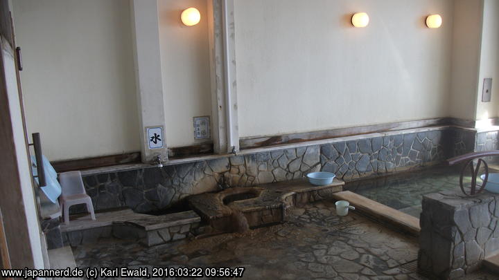 Beppu, Hotel The New Tsuruta, Hotelbad - kleines Becken und Ablagerungen

