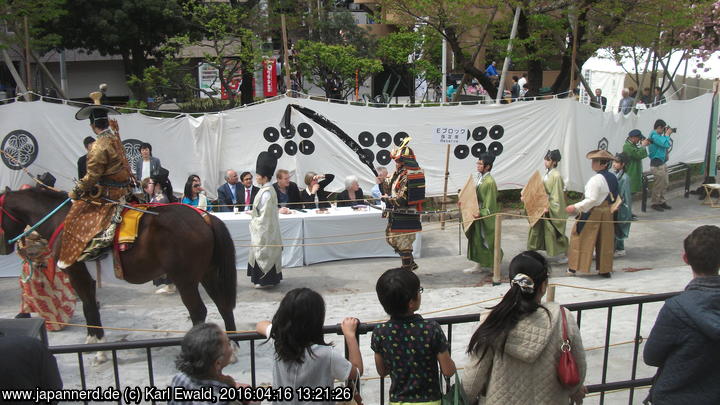 Tokyo Asakusa, Yabusame: einer der Schützen mit Begleitung, zwei Helferinnen mit Zielen in den Händen
